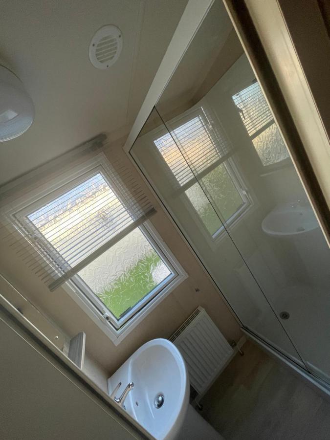Delightful 6 Berth Holiday Home With Decking Area ชิชิสเตอร์ ภายนอก รูปภาพ