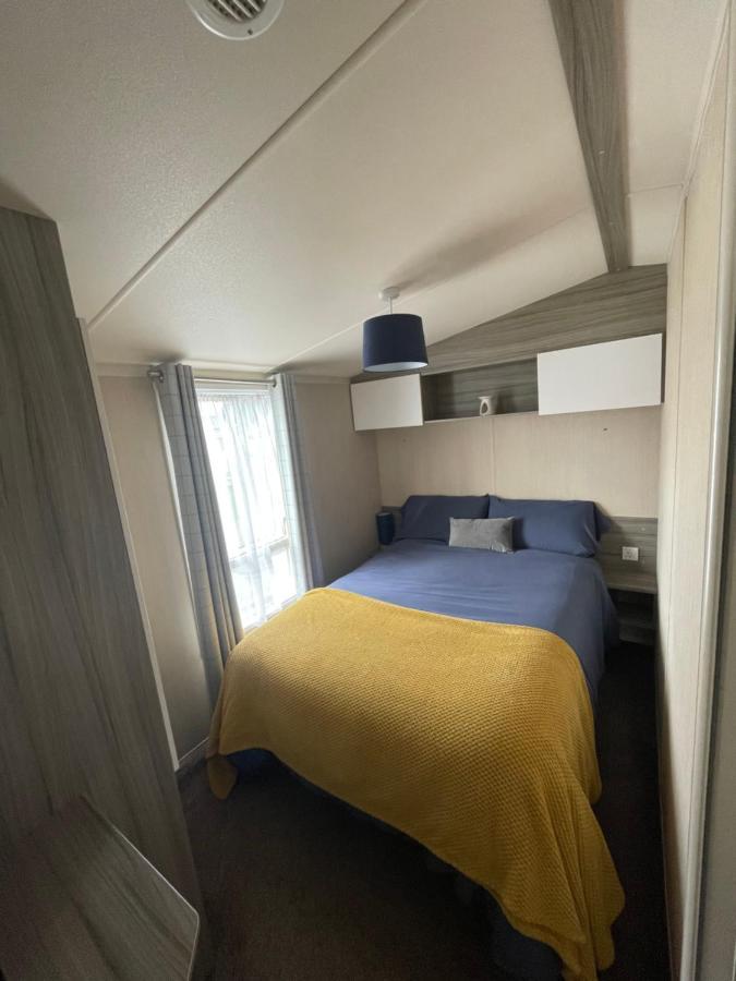 Delightful 6 Berth Holiday Home With Decking Area ชิชิสเตอร์ ภายนอก รูปภาพ