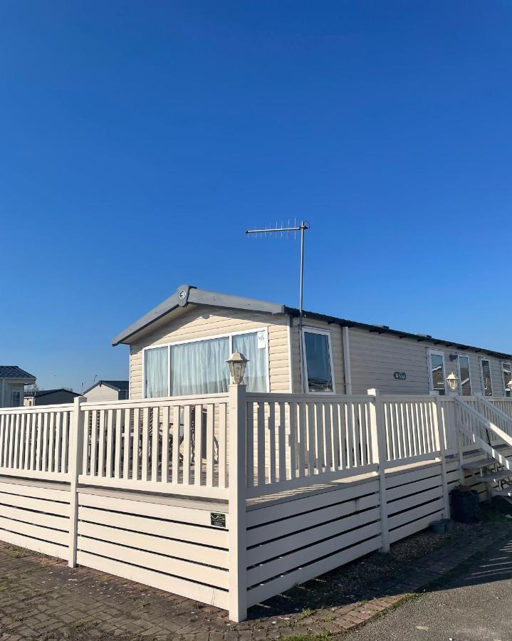 Delightful 6 Berth Holiday Home With Decking Area ชิชิสเตอร์ ภายนอก รูปภาพ