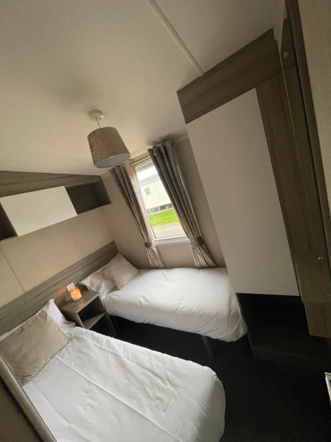 Delightful 6 Berth Holiday Home With Decking Area ชิชิสเตอร์ ภายนอก รูปภาพ