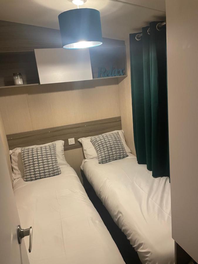 Delightful 6 Berth Holiday Home With Decking Area ชิชิสเตอร์ ภายนอก รูปภาพ