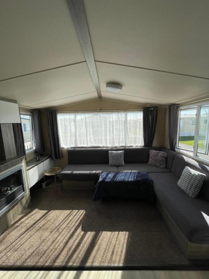 Delightful 6 Berth Holiday Home With Decking Area ชิชิสเตอร์ ภายนอก รูปภาพ